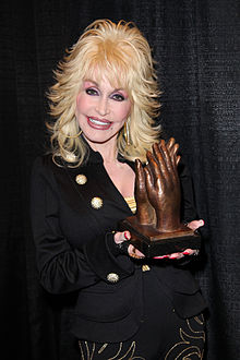 220px dolly parton accepting liseberg applause award 2010 portrait