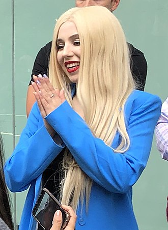 Ava max meeting fans (cropped)